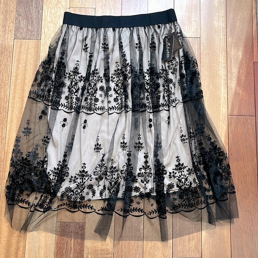 METROWEAR NWT Women's Black Embroidered
Lace Overlay Midi Skirt Sz PXL